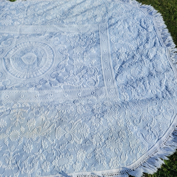 VTG Bates Queen Elizabeth Vintage blue White Double Medallion Center Fringed Bed - Picture 8 of 12